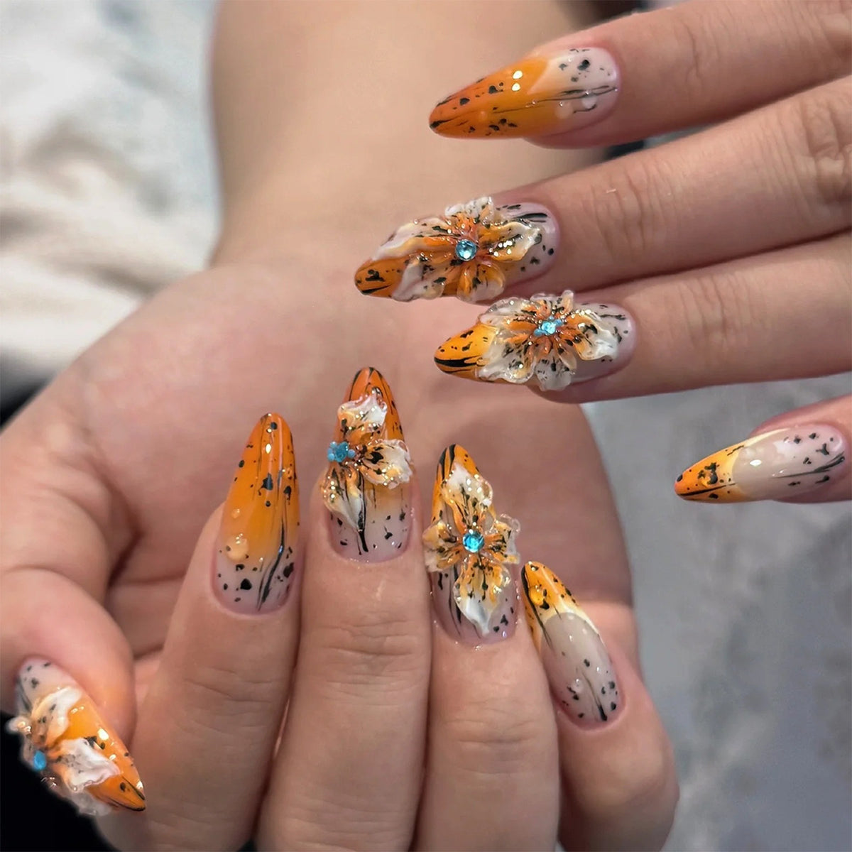 Kunstnagelset mit eleganten floralem Design und raffinierten Glitzerelementen Brehn
