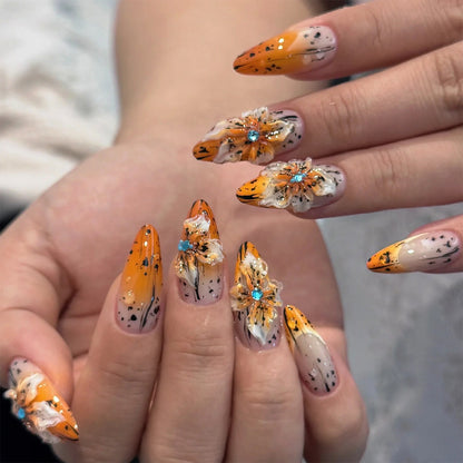 Kunstnagelset mit eleganten floralem Design und raffinierten Glitzerelementen Brehn