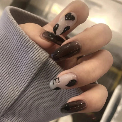 Kunstvolle Gel-Nägel mit elegantem Floral-Design und Glitzerakzenten Brehn