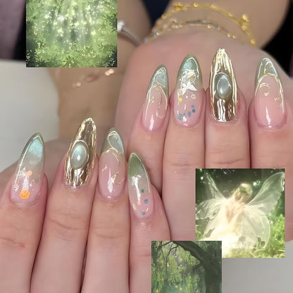 Kunstnagelset mit eleganten Goldakzenten und floralen Designs Brehn