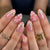 Kunstnagelset mit filigranen Blüten und Glitzerakzenten Brehn