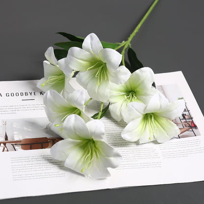 Realistische Seidenblumenstängelanordnung