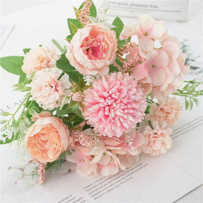 Eleganter künstlicher Blumenstrauß mit gemischten Blüten