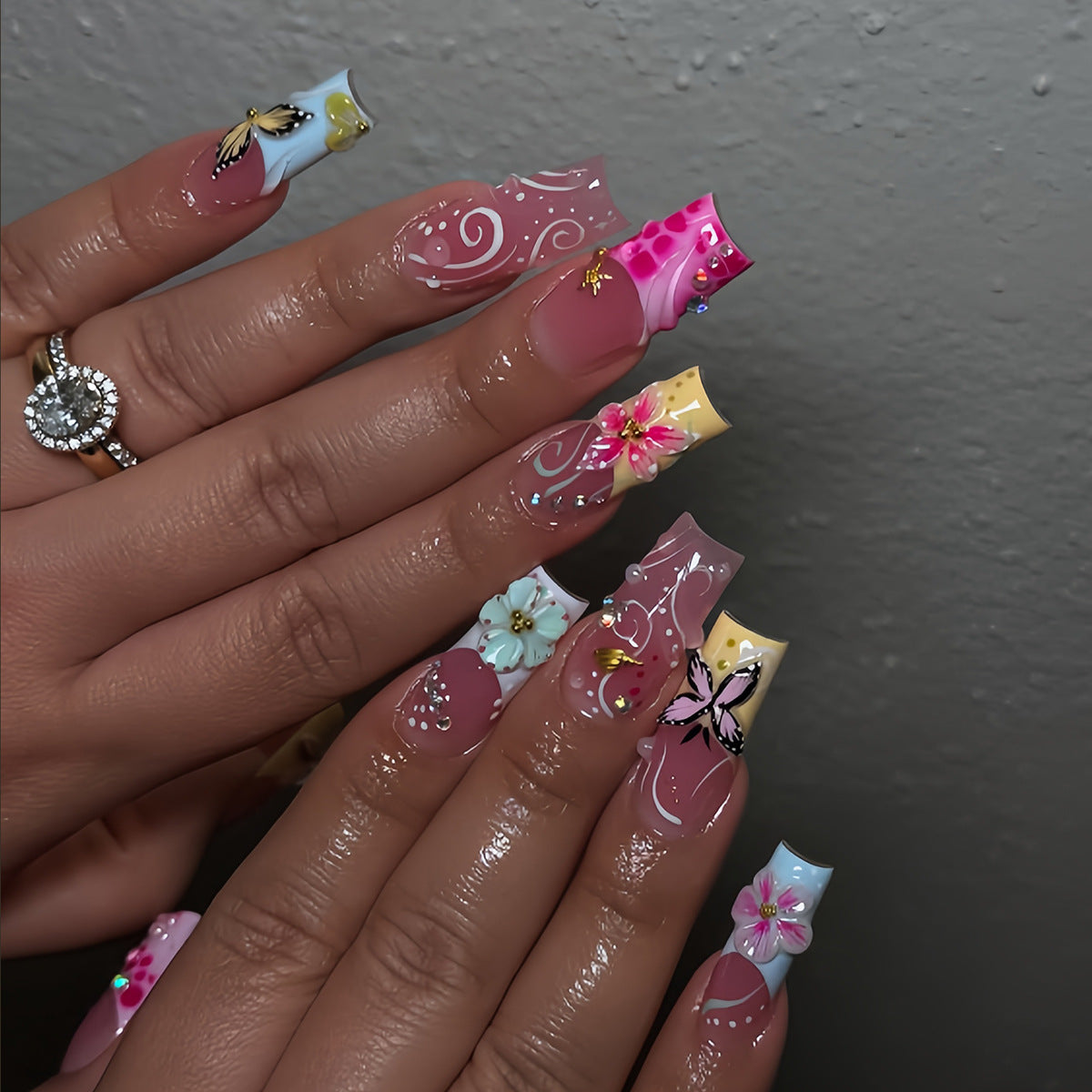 Kunstvolle Fingernägel mit Floralen Akzenten und Glitzer Brehn