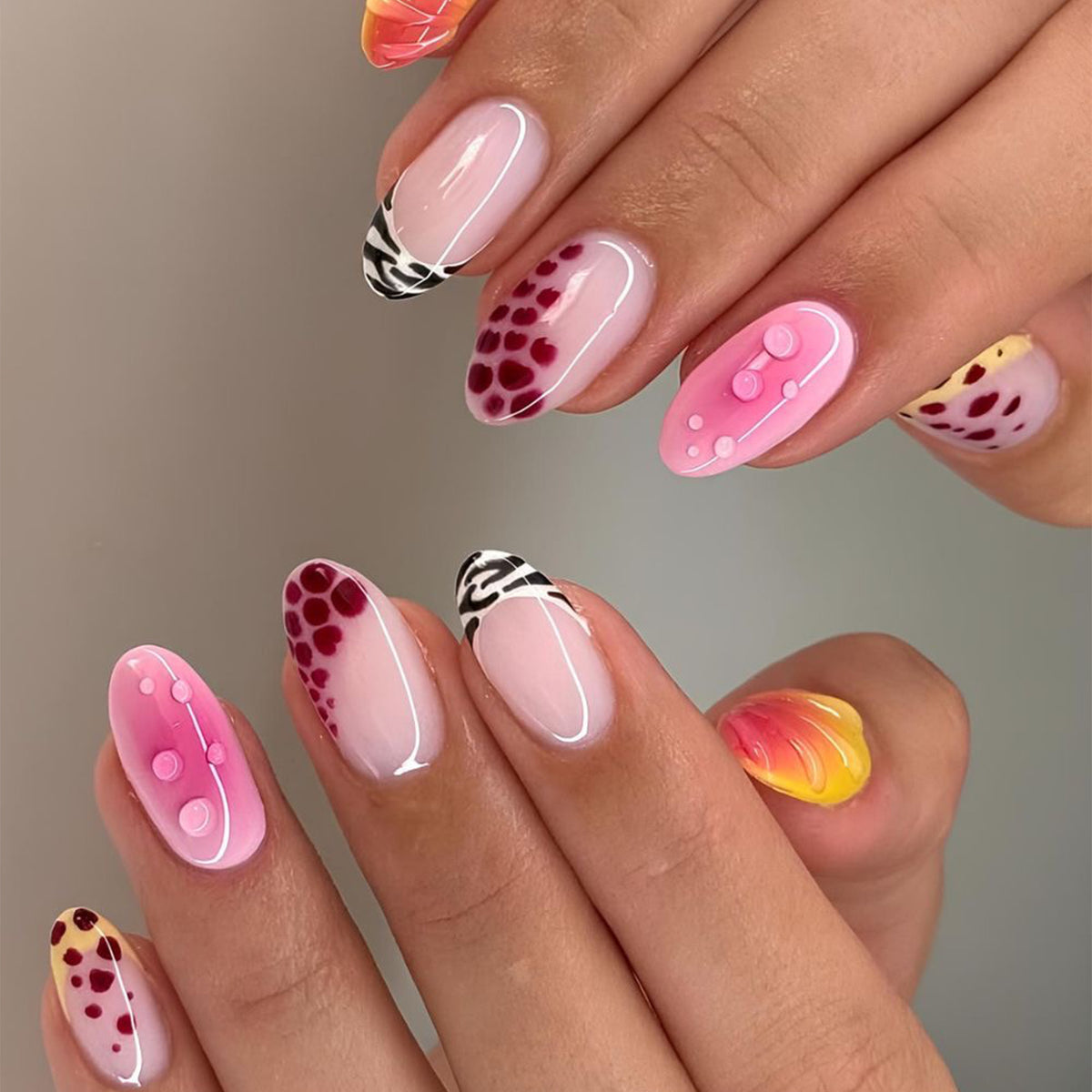 Kreative Kunstnägel mit floralem Design und Glitzerakzenten Brehn