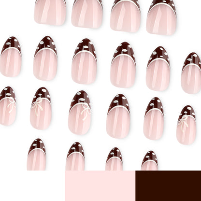 Kunstvolle Nagelkunst mit eleganter Spitzenverzierung Brehn