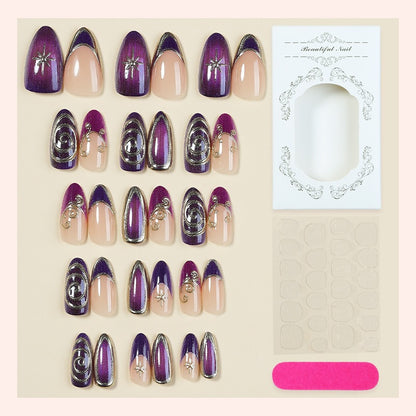 Glamouröses Kunstnagelset mit edlen Verzierungen Brehn