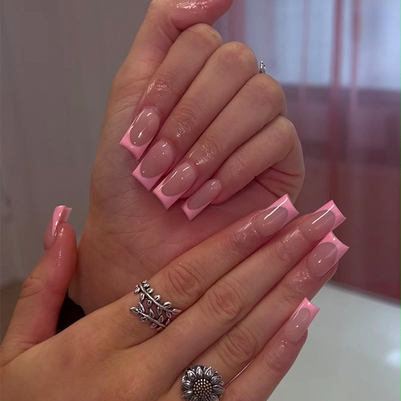Kunstnagelset mit modernen French Spitzen und eleganten Akzenten Brehn
