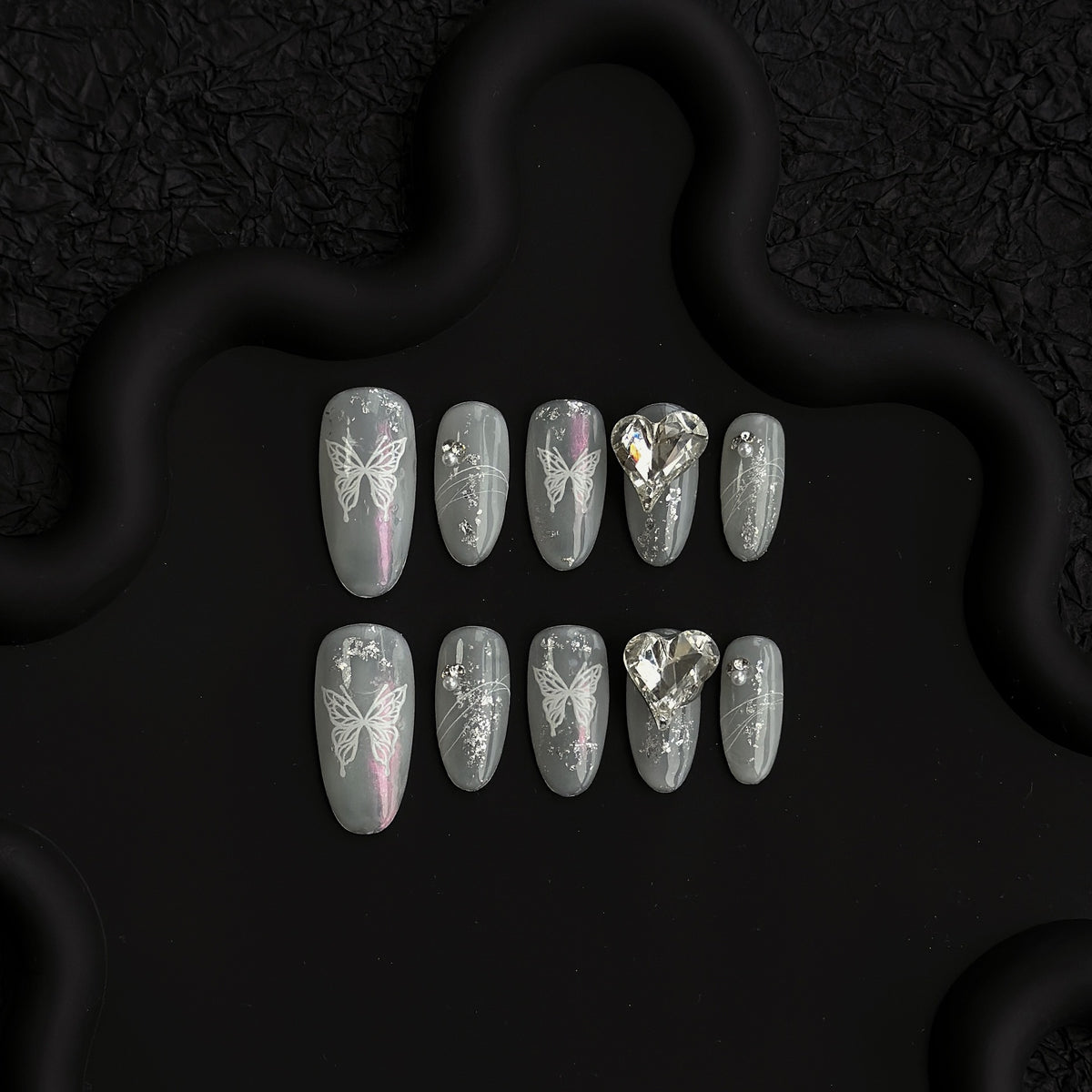 Künstlerisches Press-On Nagelkunst Set mit Schmetterlingsdesign und Juwelenakzenten