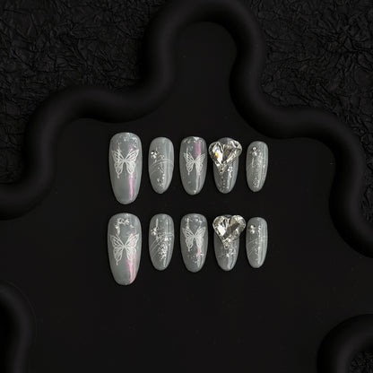 Künstlerisches Press-On Nagelkunst Set mit Schmetterlingsdesign und Juwelenakzenten