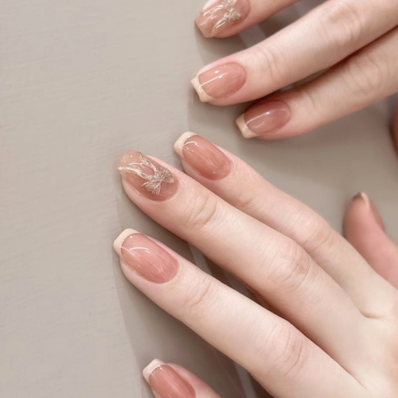 Künstliche Nagelkunst mit zartem floralen Design Brehn