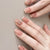 Künstliche Nagelkunst mit zartem floralen Design Brehn