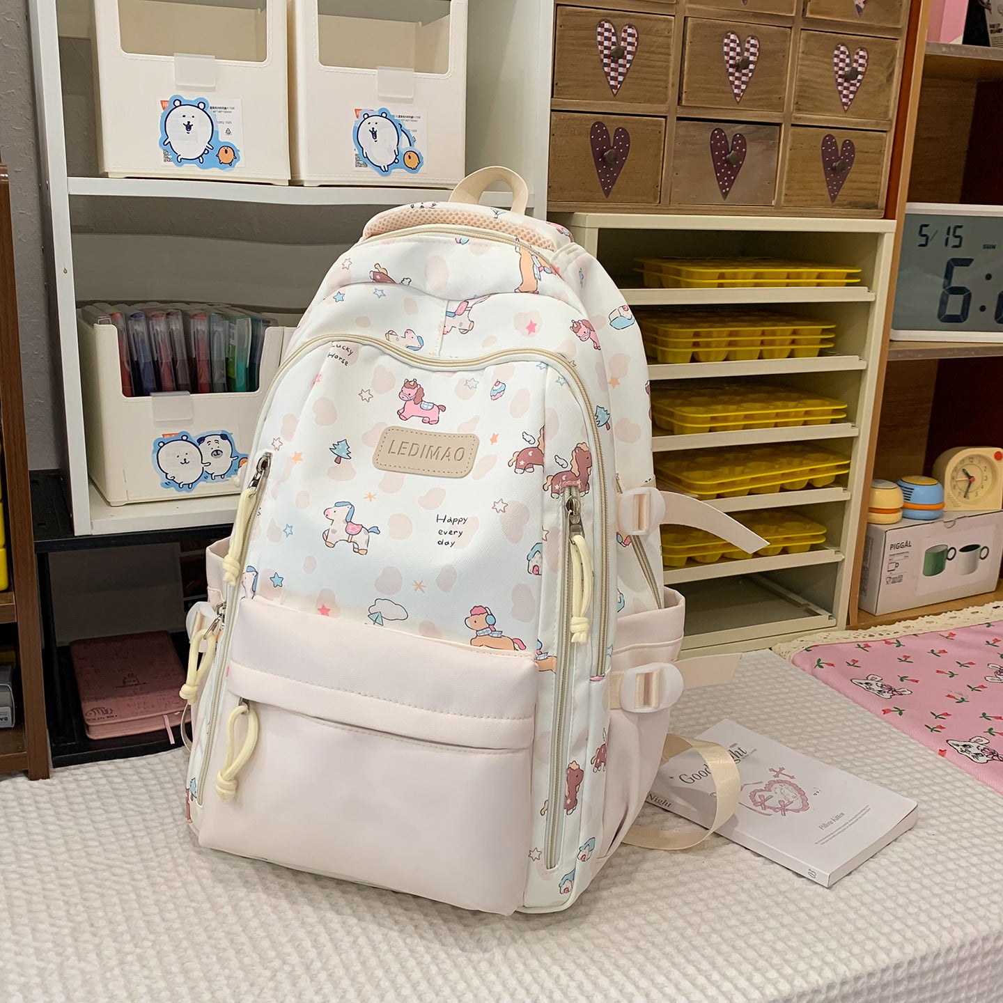 Verspielter Rucksack im Cartoon-Stil
