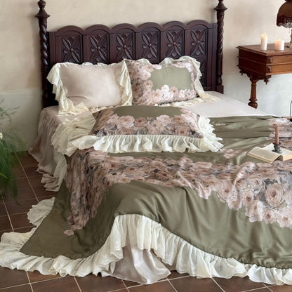 Vintage-inspirierte Satin-Bettwäsche mit aufwendig gerüschten Volants und Rosenstickerei