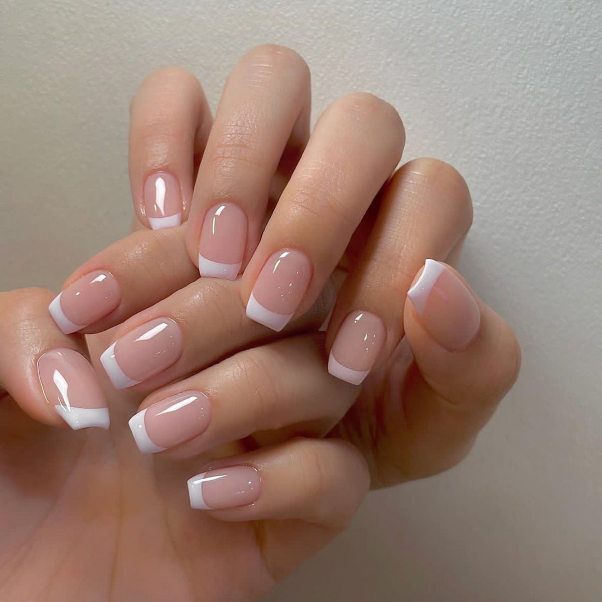 Kunstnagelset mit eleganten French-Tipp Verzierungen Brehn