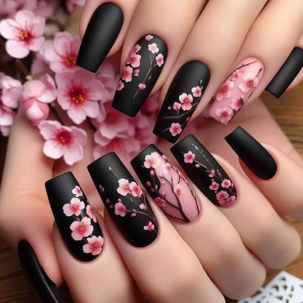 Kunstnagelset mit floralen Akzenten und mattem Finish Brehn