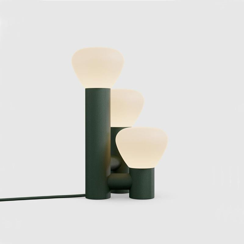 Moderne Stehlampe mit Dreibein