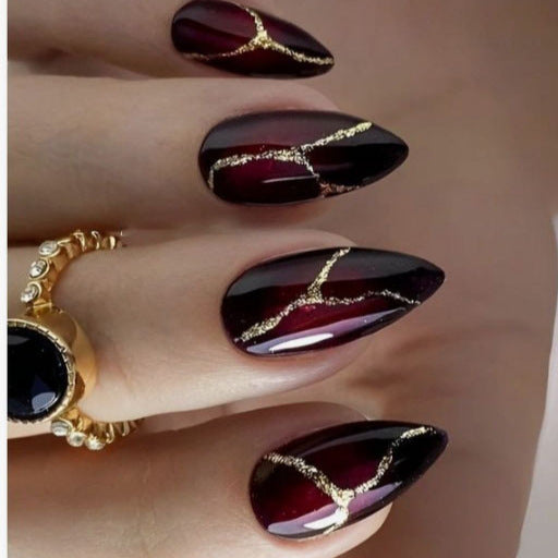 Künstlerisches Press-On Nageldesign mit goldenen Aderakzenten Brehn