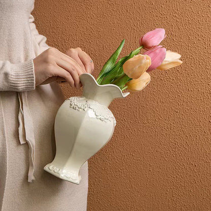Dekorative mit Blumen verziert Keramikvase zur Präsentation