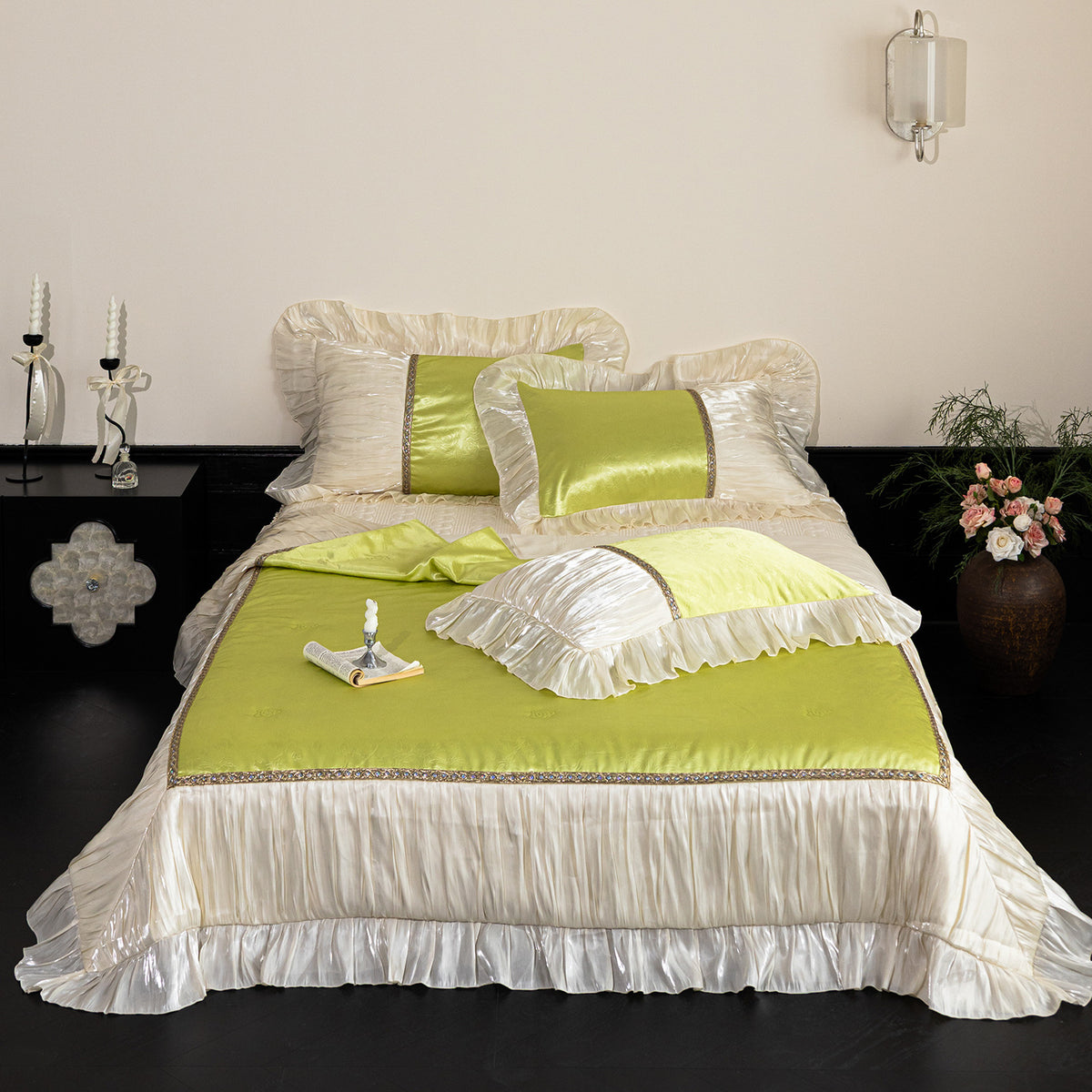 Opulente Rüschentagesdecke- und Kissen-Garnitur aus Satin mit dekorativer Bordüre