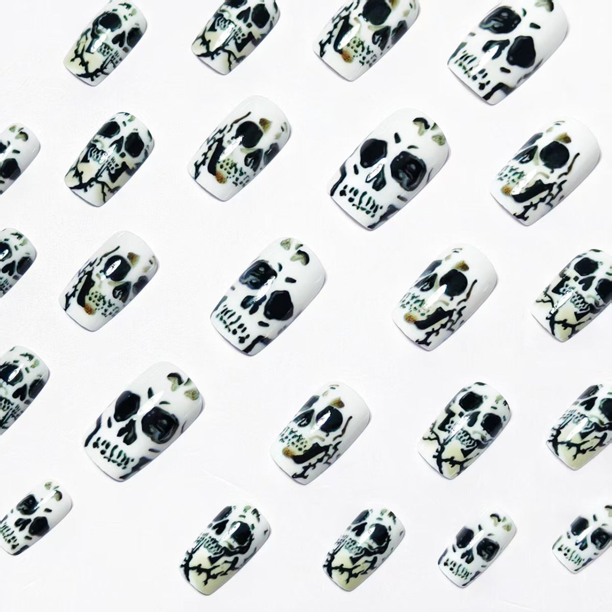 Kreative Kunstnägel mit Detailverliebt Gestaltetem Totenkopf-Design Brehn
