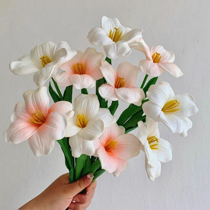 Lebensechte dekorative Blumenarrangement