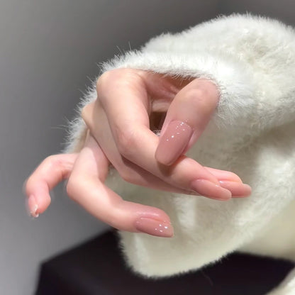 Glänzende mandelförmige Nagelverlängerungen
