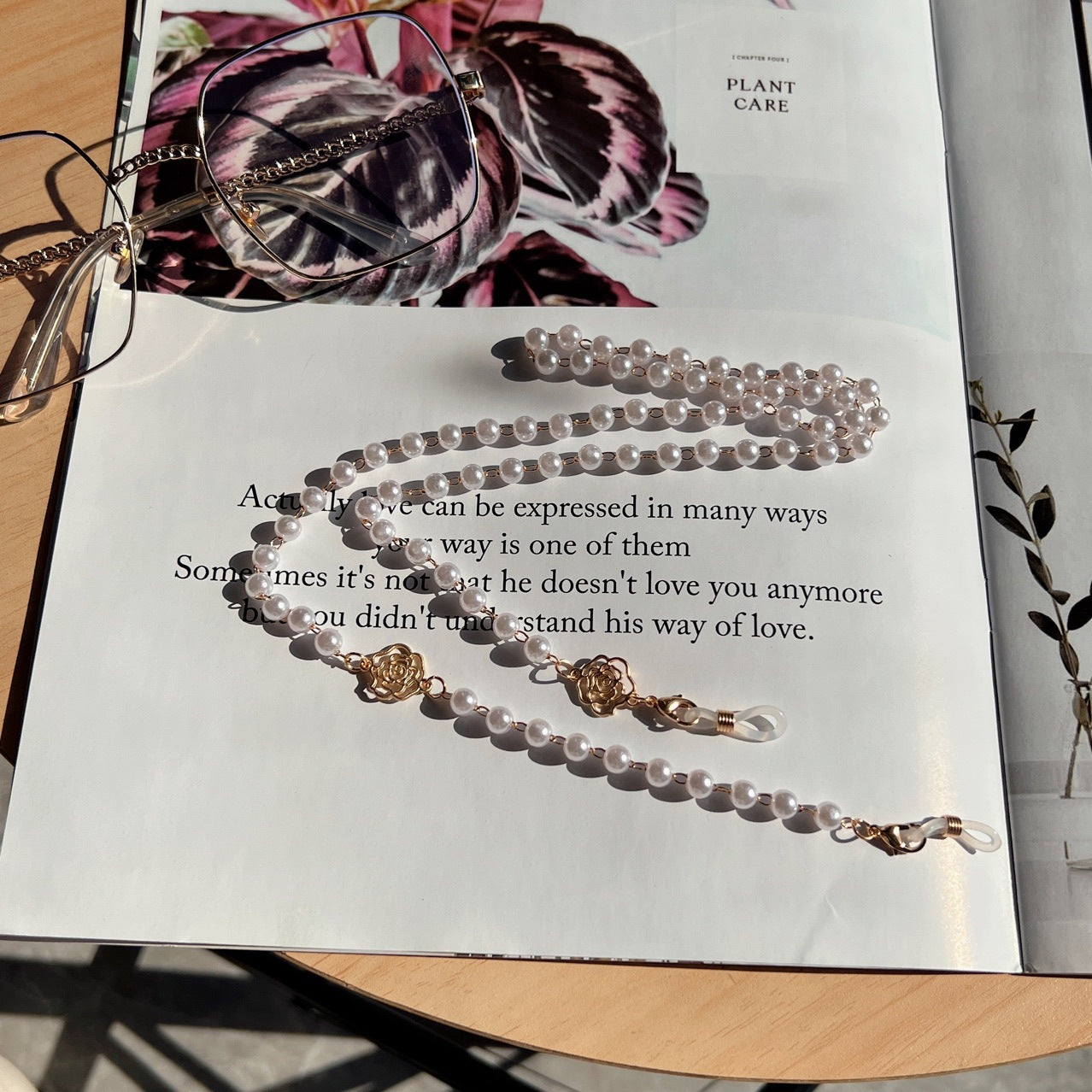 Elegante Brillekette mit Perlen und Goldakzenten Brehn