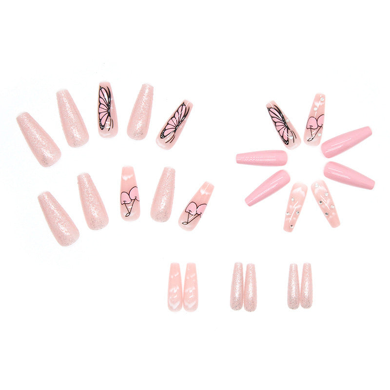 Kunstnagelset mit romantischen Schmetterlingsdesigns und Glitzerakzenten Brehn