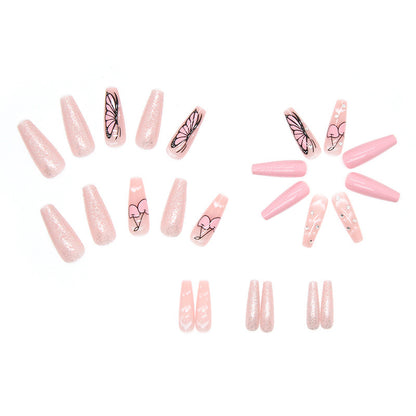 Kunstnagelset mit romantischen Schmetterlingsdesigns und Glitzerakzenten Brehn
