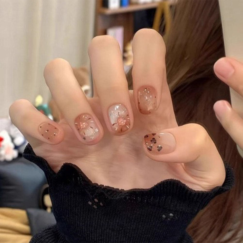 Elegante Nagelkunst mit Glitzerkante Brehn