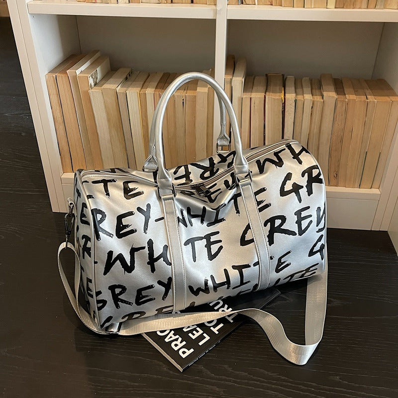 Sportliche Reisetasche mit Innovativem Schriftzug Brehn