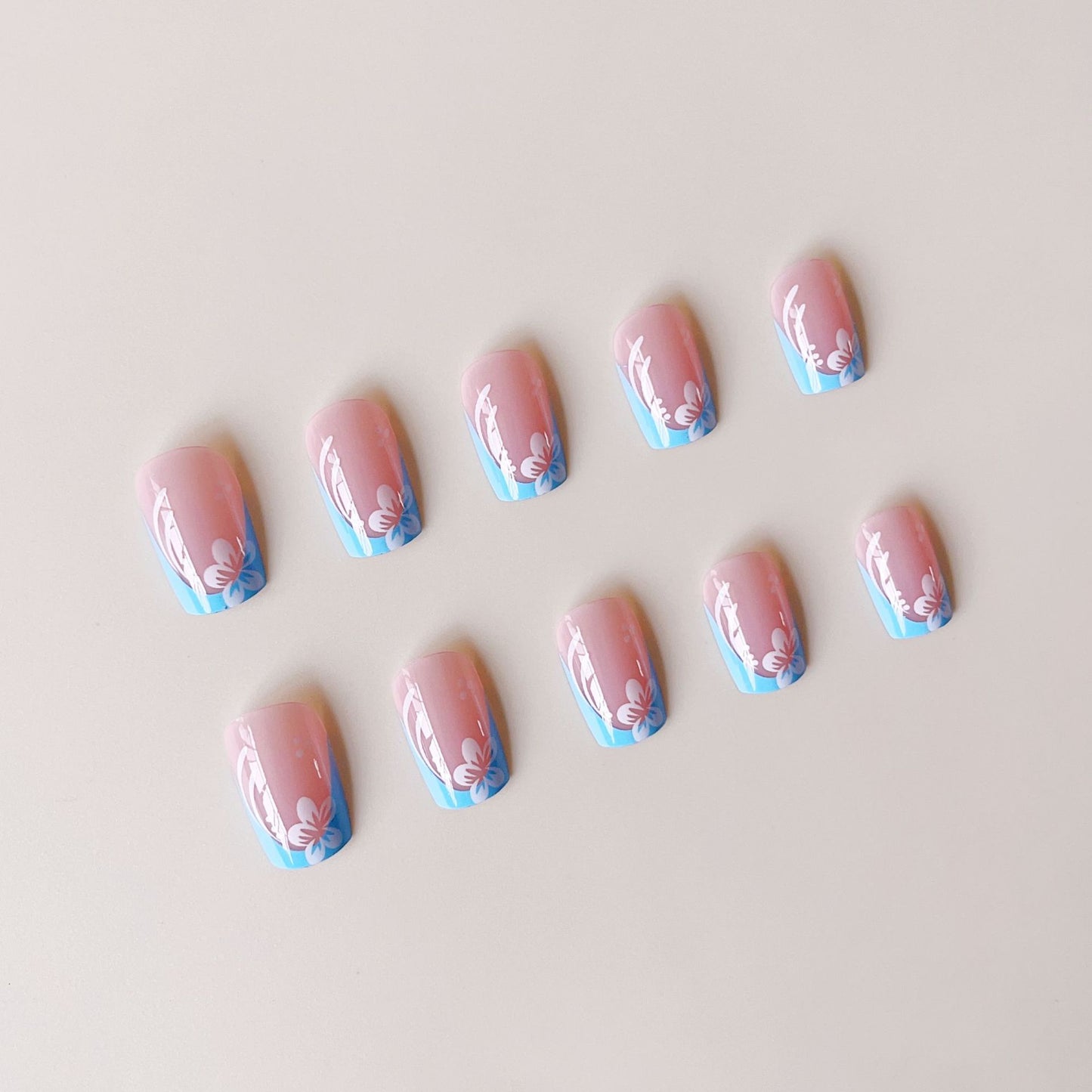 Kunstnagelset mit floralen Designs und eleganten Spitzen Brehn