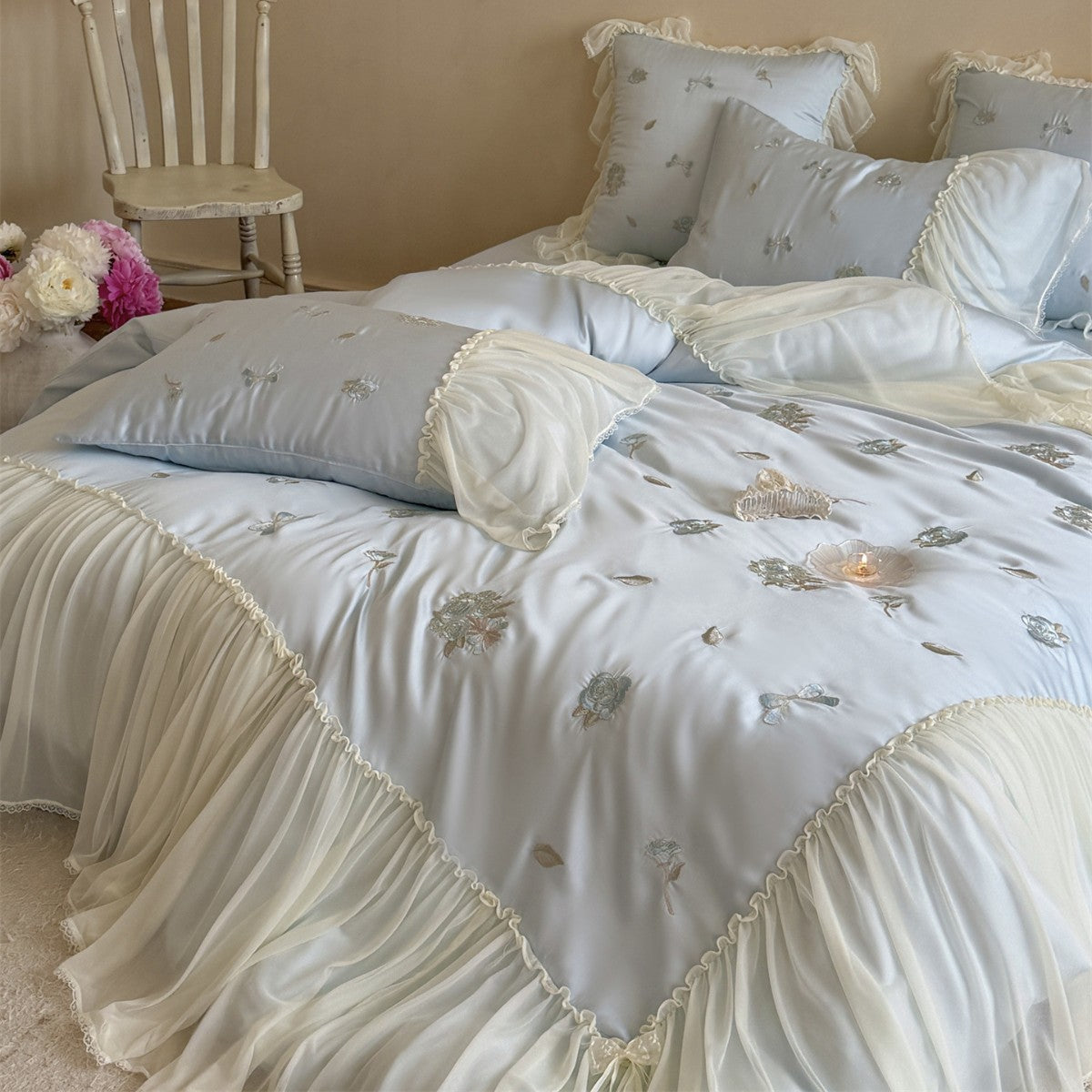 Luxuriöses Satin-Mischgewebe gesticktes Bettbezug-Set mit transparenter Rüschenschürze und dekorativem Bolster