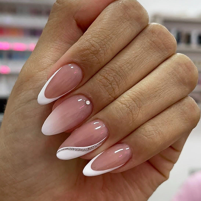 Kunstnagelset mit romantischen Herz- und Glitzerakzenten Brehn