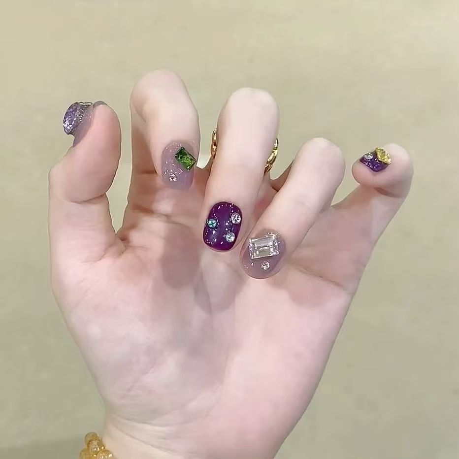 Künstlerische Strass-Nagelkunst-Verlängerungen