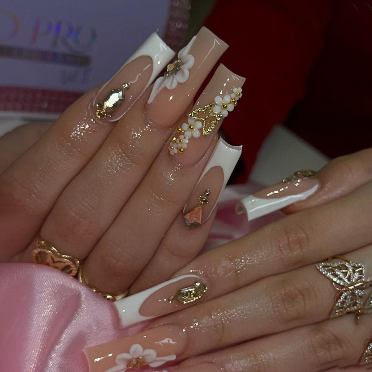 Kunstnagelset mit stilvollen Blüten- und Glitzerakzenten Brehn
