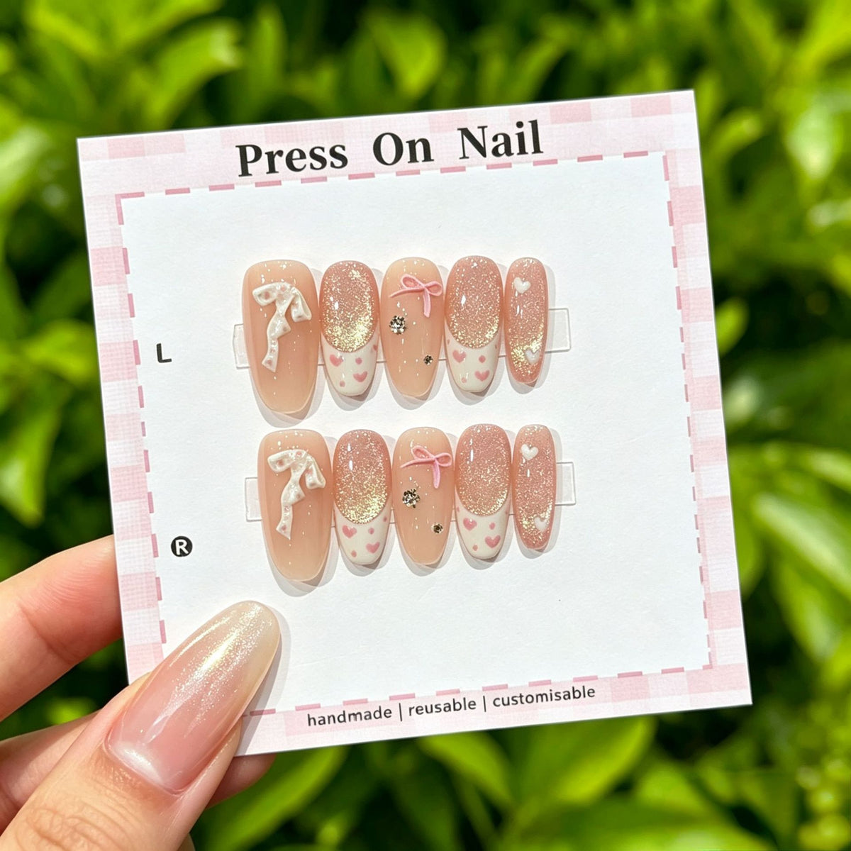 Künstlerisches Press-On Nail Art Set mit niedlichen Charakteren und Schleifenakzenten
