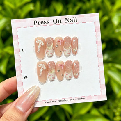 Künstlerisches Press-On Nail Art Set mit niedlichen Charakteren und Schleifenakzenten