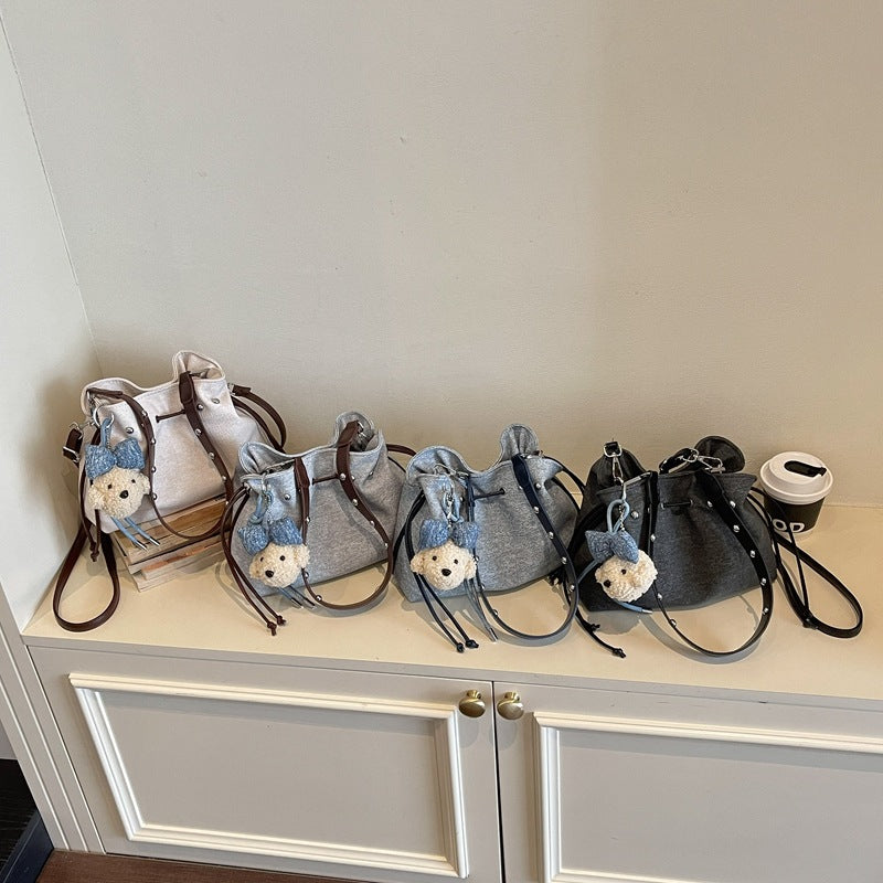 Charmante Mini-Eimer-Tasche mit süßem Anhänger