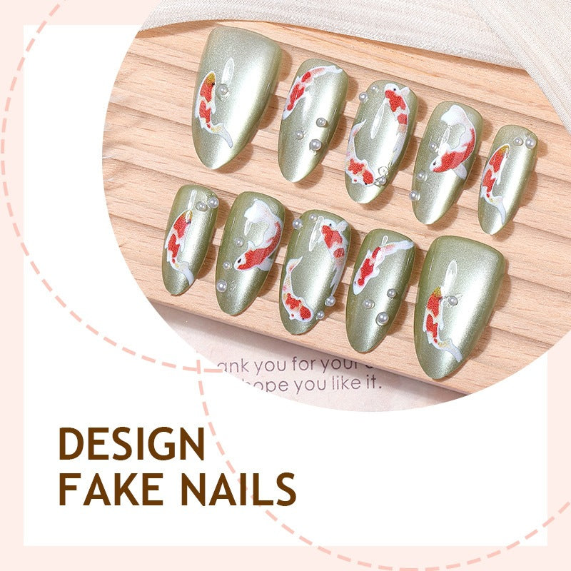 Kunstnagelset mit filigranen Koi-Fischdesigns und Glitzerakzenten Brehn