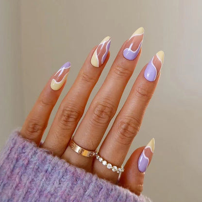 Kunstvolle Nagelverlängerungen mit Wellen-Design und bunten Akzenten Brehn