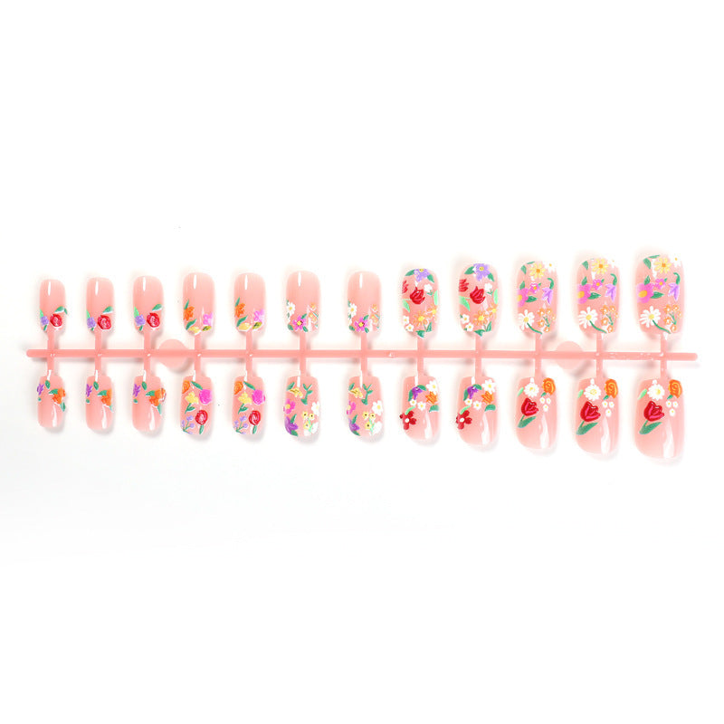 Kreatives Nagelset mit floralen Motiven Brehn
