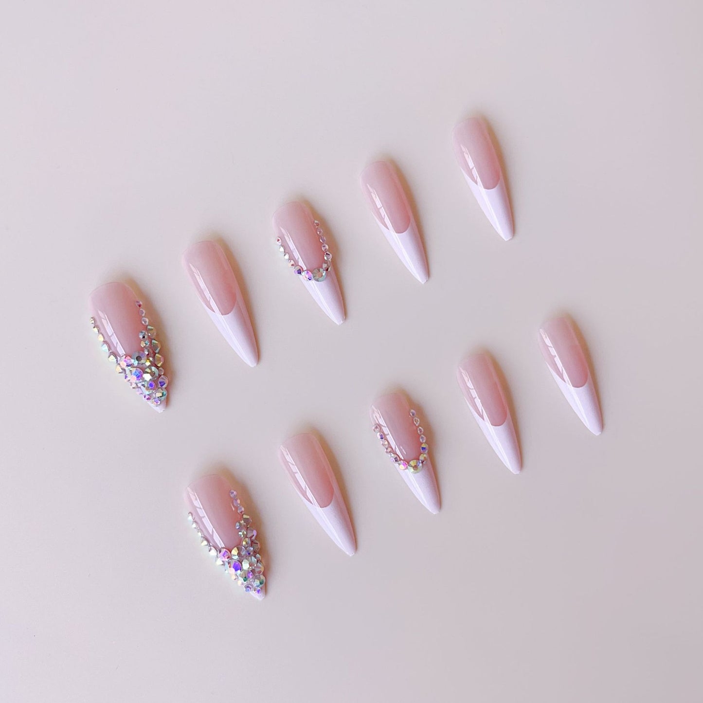 Kunstnagelset mit Glamourösen Strassverzierungen und Eleganten Spitzen Brehn