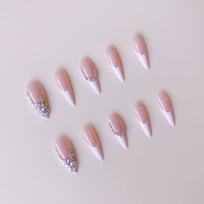 Kunstnagelset mit Glamourösen Strassverzierungen und Eleganten Spitzen Brehn