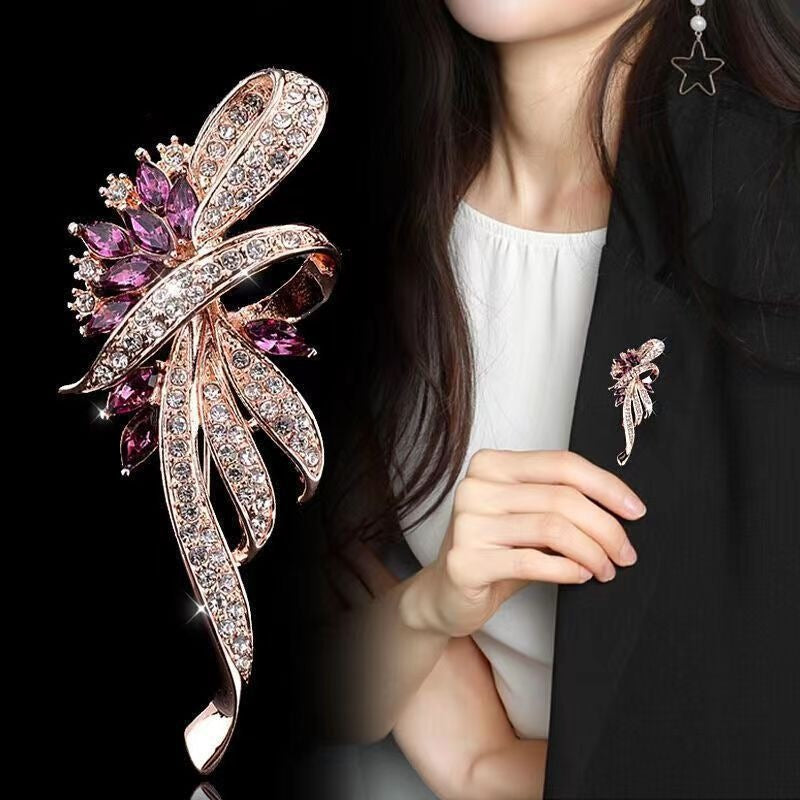 Exquisite Brosche mit Funkelnden Zirkonia und Blauen Edelsteinen Brehn