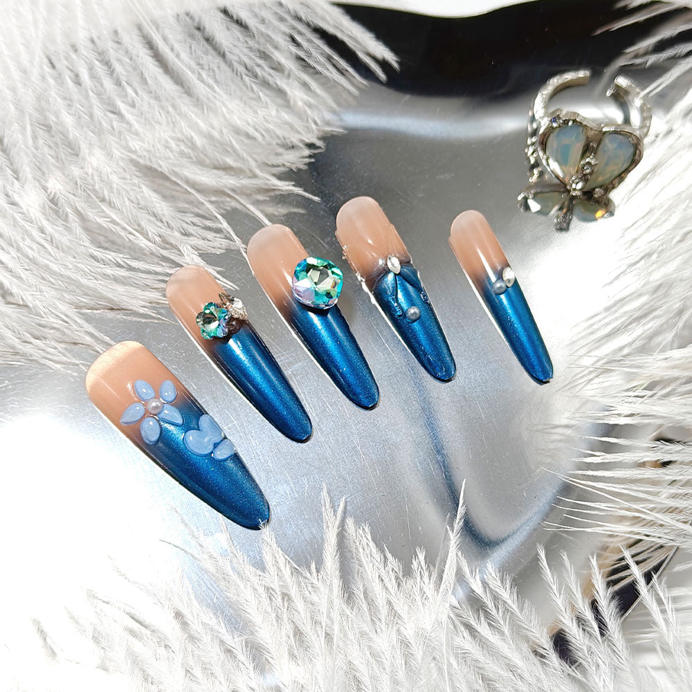 Kunstnägel Im Eleganten Design mit Kunstvollen Verzierungen und Glitzerakzenten Brehn