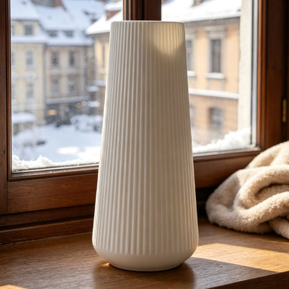 Moderne vertikale gerippte Keramikvase Brehn