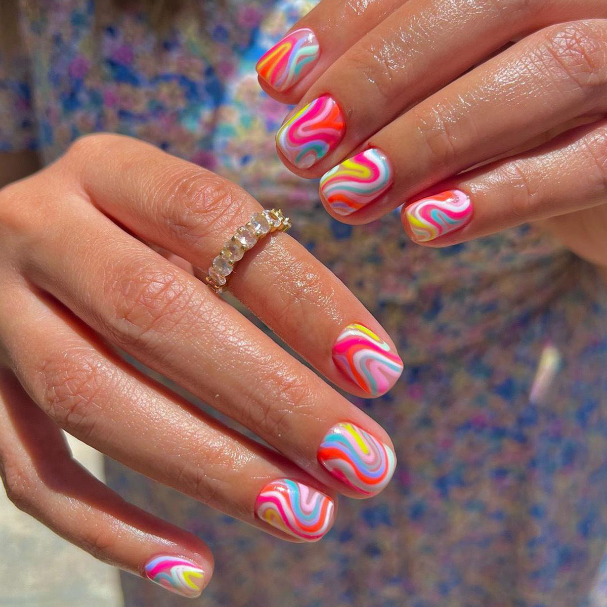 Kunstnagelset mit buntem Marmor-Design und lebhaften Farben Brehn