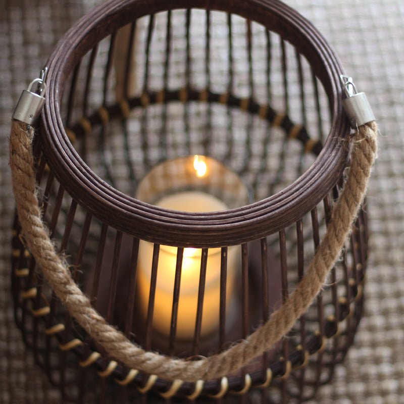 Stilvolle Laterne aus Rattan mit Holzgestell Brehn